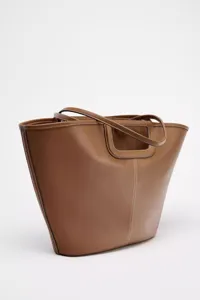 Elegante braune Damentasche aus Leder mit feiner Kontrastnaht und geräumigem Design.