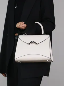 Elegante weiße Handtasche mit Metallverschluss, minimalistische strukturierte Umhängetasche.