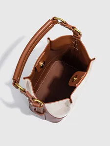 Nahaufnahme Detail der Segeltuch Eimer Tasche innen braun Leder Rand, robuster Griff.
