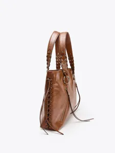 Braune Damen Handtasche Detailansicht seitliche Schnürung Nieten Griff PU Leder