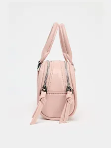 Rosa Boston Handtasche Seitendetail mit doppelten Reißverschlüssen für lässigen Damenstil.