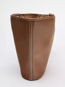 Elegante braune Leder Tote Tasche für Damen, minimalistische Handtasche mit großem Volumen.