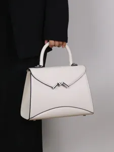Exquisite Handtasche in Offwhite mit Henkel, Metall M-Verschluss und strukturiertem Design.
