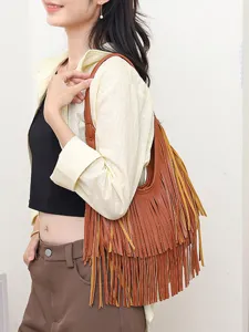 Chique bruine schoudertas met franjes voor dames, grote stijlvolle hobo handtas voor de zomer.