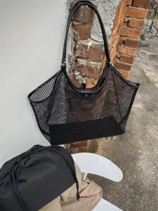 Schwarze Mesh-Tasche im Detail, zeigt strapazierfähiges Lochdesign und stabile Griffe.