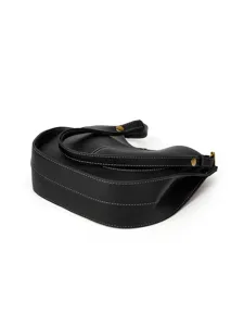 Vue détail d'un élégant sac à épaule en cuir noir avec surpiqûres contrastées et accessoires.