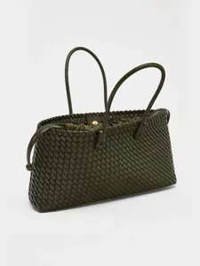 Bolso tote de cuero trenzado verde oscuro con asas dobles y cierre de cordón.