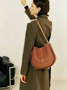 Sac à main en cuir marron pour femme, élégant sac porté épaule avec coutures contrastées.
