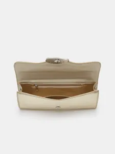 Gouden metallic avondtas, gedetailleerd interieurzicht met ritsvak en drukknoopsluiting.
