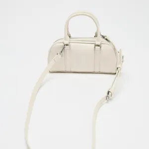 Klassische weiße Boston Schultertasche für Damen, elegante Handtasche mit Tragegriff.