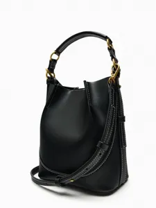 Schwarze Leder-Beuteltasche Detailansicht mit weißen Kontrastnähten und verstellbarem Riemen.