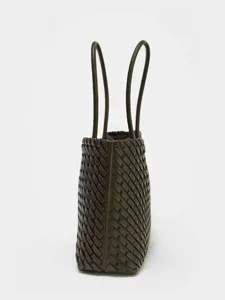 Vista lateral detallada del bolso tote de cuero tejido marrón oscuro con asas dobles elegantes.