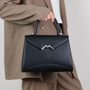 Elegante schwarze Damentasche mit M-förmiger Metallschnalle, klassische Retro-Umhängetasche.