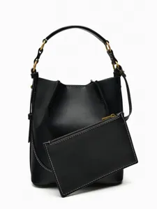 Detailansicht der schwarzen Beuteltasche mit kleiner Tasche, feinem Leder und Kontrastnähten.