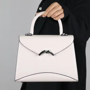 Elegante rosa Henkeltasche mit Metallverschluss, schicke Leder Schultertasche für Damen.