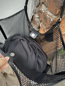 Schwarze Mesh-Tote-Bag mit Innentasche und Magnetverschluss für Damen im Alltag.