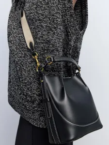 Damen Eimer Tasche breiter Riemen Umhängetasche Schultertasche schwarz Leder Detailansicht