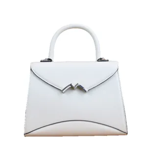 Elegante weiße Handtasche mit Griff und Metallverschluss, schicke Retro Schultertasche.