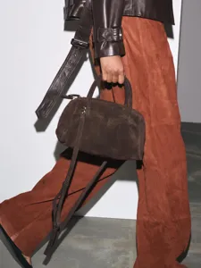 Sac bowling en daim marron foncé pour femme, sac à main élégant avec poignées supérieures.