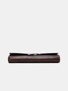 Gedetailleerd overzicht van donkerbruine getextureerde clutch met zilveren metalen sluiting.