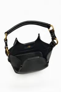 Schwarze Leder Beuteltasche für Damen, große Umhängetasche mit sehr breitem Riemen.