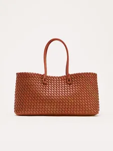 Vista detallada del bolso tote de cuero tejido a mano, elegante bolso de hombro.