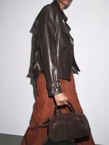 Sac Boston en daim marron vue détaillée, élégant sac à main automne hiver pour style mode.