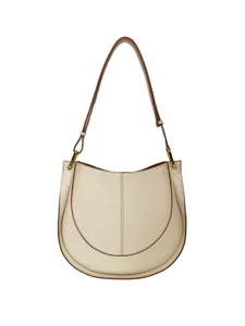 Élégant sac à bandoulière en cuir souple avec design croissant et sangle marron contrastée.