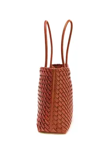 Detalle de bolso tote de cuero tejido a mano con textura roja y asas dobles para mujer.