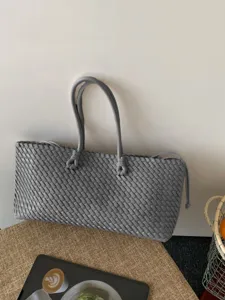 Bolso tote tejido gris, elegante bolso de hombro artesanal con asa nudo para uso diario.
