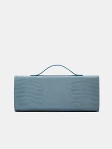 Detailweergave van de blauwe avondtas handtas met hagedispatroon, stijlvolle retro tas