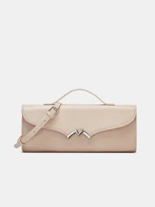 Detailopname van de elegante roze handtas met hagedispatuur en een unieke metalen sluiting.