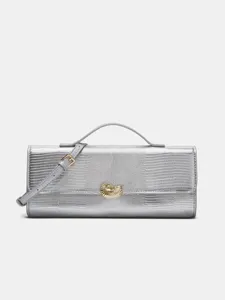 Zilveren metallics structuur avondtas baguette detail met gouden schelp sluiting.