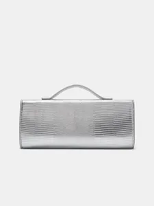 Zilveren avondclutch detail, stijlvolle baguette tas met elegante steentextuur