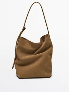 Borsa a secchiello in camoscio marrone con dettaglio texture morbida e stile minimal.