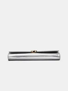 Zilveren metallische avondtas clutch met hagedistextuur en elegante gouden sluiting.