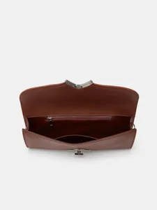 Bruine lederen baguette tas binnendetail met steenstructuur, sluiting en ritsvak voor dames.