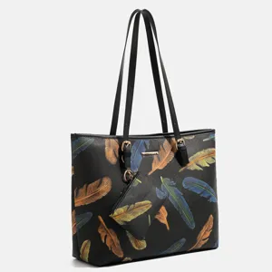 Detailansicht der eleganten schwarzen Tasche mit bunten Federmustern und passender Tasche.