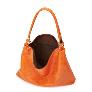 Detailansicht der orangefarbenen weichen Leder-Handtasche mit Reißverschlusstasche innen.