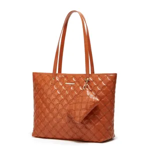 Grand sac cabas matelassé marron pour femme, élégant sac à épaule avec pochette pour travail.