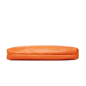 Oranger Leder Vintage Clutch Beutel Detailansicht, weiche Textur Tasche für Damen Alltag.