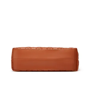 Détail du fond de sac cabas en cuir matelassé marron, texture premium et coutures.