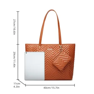 Sac cabas matelassé marron avec pochette assortie et dimensions claires pour un usage quotidien.