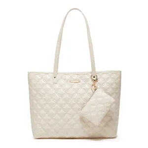 Élégant sac cabas matelassé pour femmes avec pochette assortie, sac à épaule en cuir.