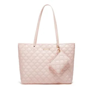 Grand sac cabas matelassé rose pour femme élégant sac à épaule avec pochette assortie.