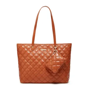 Sac cabas matelassé marron pour femme, grand sac épaule avec pochette vue principale.