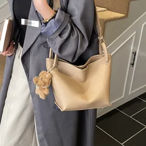 Sac cabas bandoulière en cuir vintage minimaliste style coréen avec charmant petit ours.