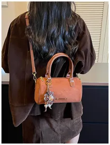 Retro suède handtas voor dames, chic PU leren schouder- en crossbodytas met bloemenhang.