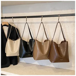 Grand sac cabas motif crocodile de grande capacite, sac epaule femme minimaliste.