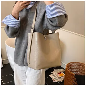 Vue détaillée du grand sac cabas motif croco femme avec fermoir métal au style décontracté